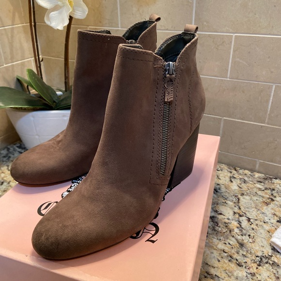 Low brown bootie heel - Picture 3 of 4